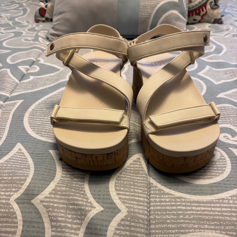 Reef Luna Vista Higher size 7 light Bone color